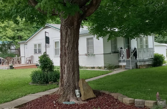 Cottage located IN Crawford Co. , just min. from Patoka Lake! Near Holiday World
