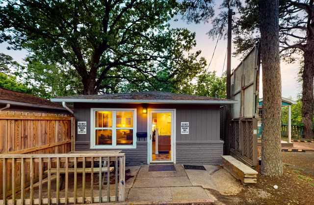 Cottage near downtown Eureka Springs with WiFi, picnic table & smart TV