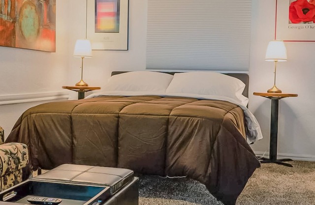 Cottage near downtown with a patio, WiFi, kitchenettes & central AC