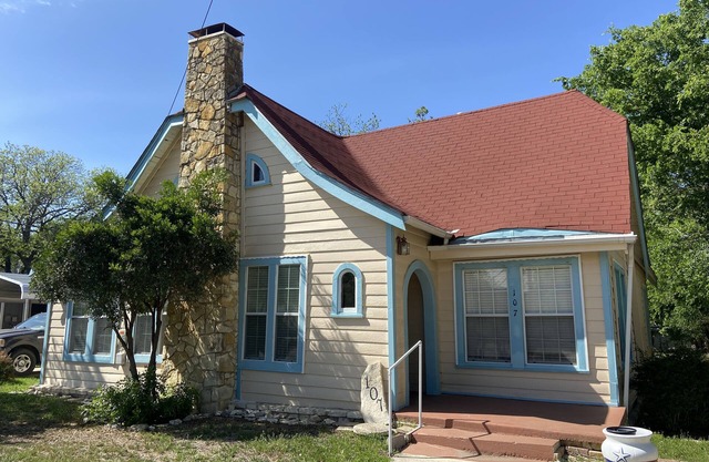 Cottage near Downtown Center Point, 10 min to Kerrville & Comfort, pet-friendly