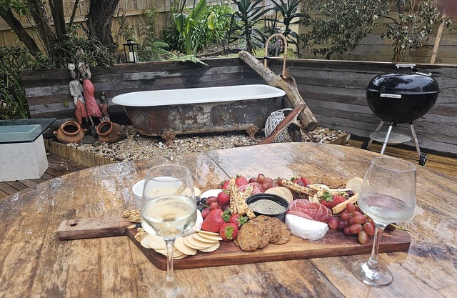 cottage near the beach, faery lights and outdoor bath!