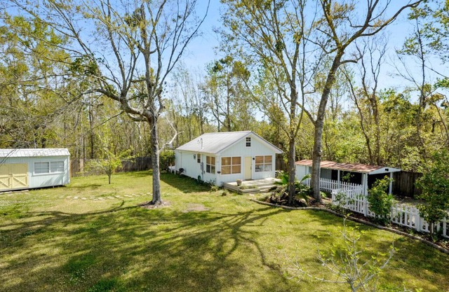Cottage Oasis less than a mile from the Waveland Beach