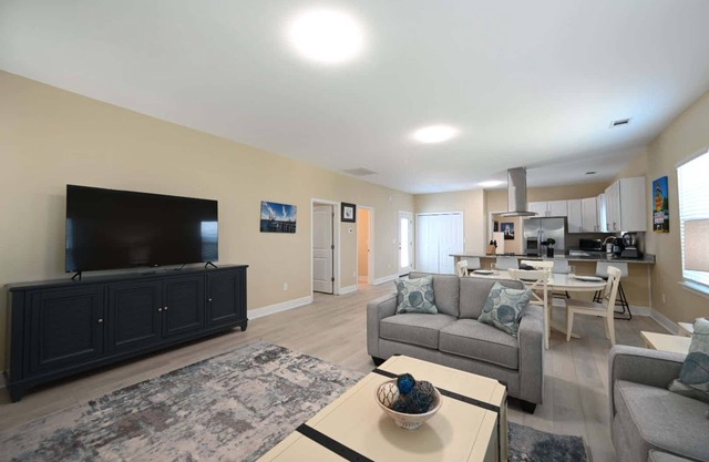 Cottage on 10th Cozy Retreat Near Downtown & Beach