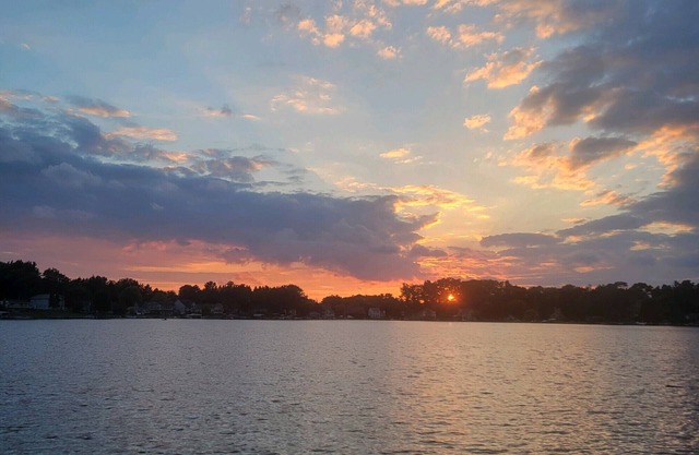 Cottage on ALL SPORTS Private Triangle Lake Howell.MI