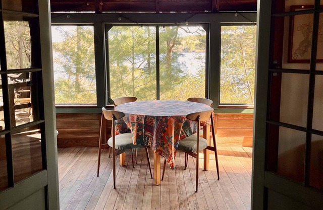 Cottage sur Beautiful Long Pond avec fantastique plage de sable au bord du lac