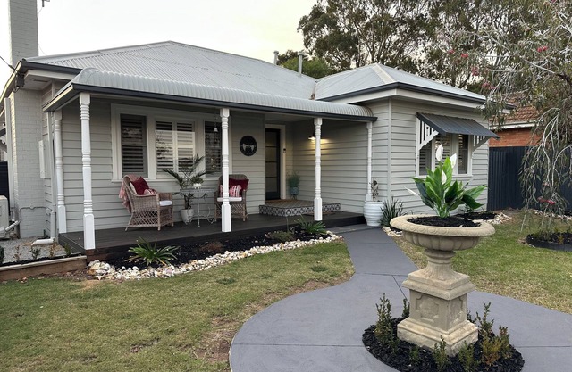 Cottage on Dickson. A charming, centrally located country retreat.