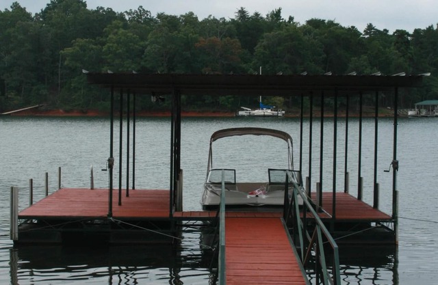 Cottage tranquille sur le lac avec une belle enveloppe autour du pont pour des après-midi paresseux