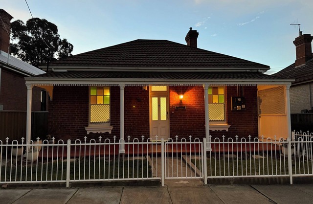 Cottage on Manilla- Centrally Located
