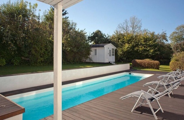 Cottage pour des motifs ressemblant à un parc avec piscine chauffée