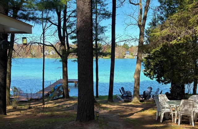 Cottage On Pristine Lakefront With Sunset Views And Sandy Shores.