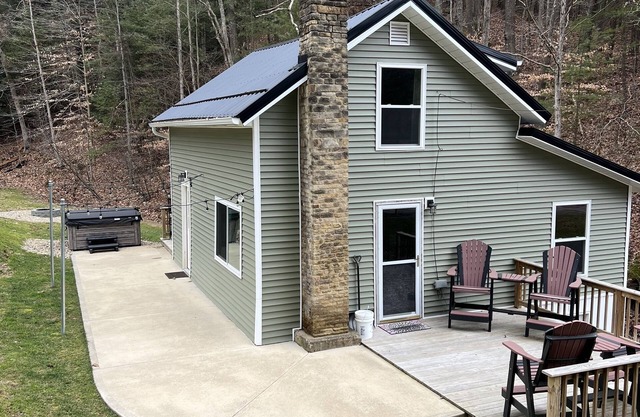 Cottage on the Creek Peaceful Stay Loudonville, Ohio. NEW HOT TUB