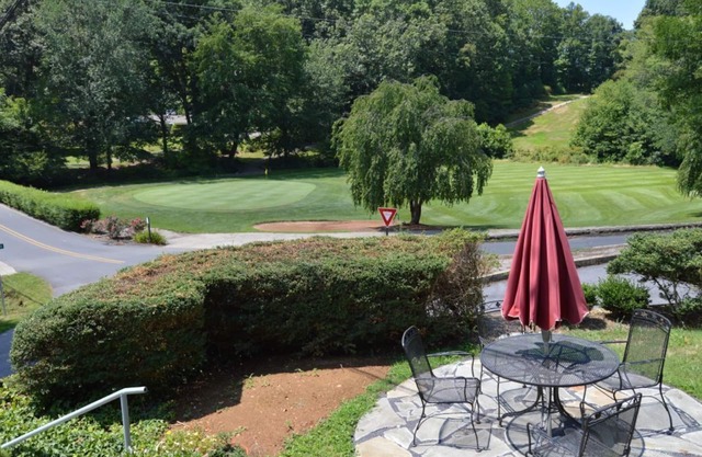 Cottage sur les verts 2/2 maison donnant sur # 2 vert du parcours Blue Ridge au COE. A / C, internet