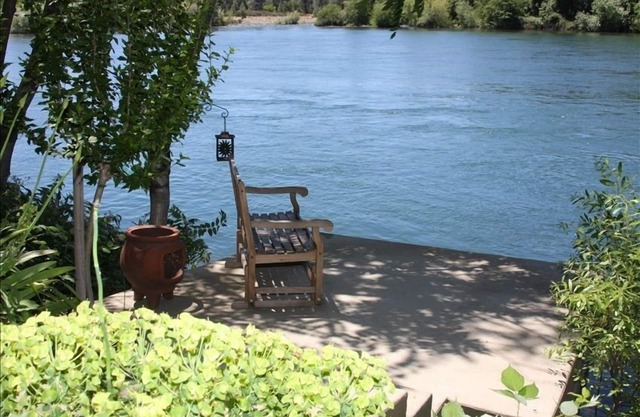 Cottage sur la rivière Sacramento dans la ville de Redding