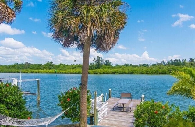 Cottage on the water! 1bd/2ba with dock by the beach