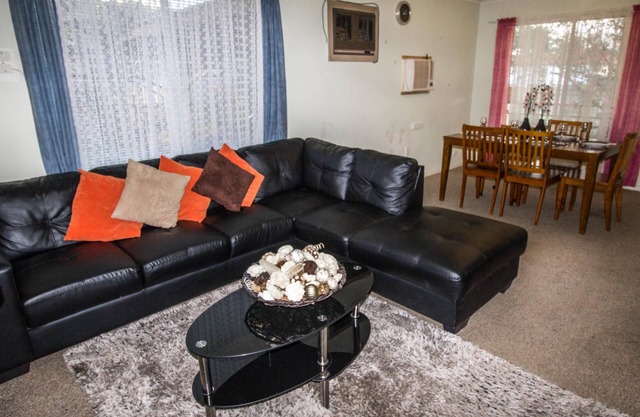 Manilla Cottage - Manilla NSW: FREE WiFi - Pet Friendly - Netflix - Stan - Apple TV - Mt Borah Paragliding - Nature - Lake Keepit - Manilla Cottage - Manilla NSW: FREE WiFi - Pet Friendly - Netflix - Stan - Apple TV - Mt Borah Paragliding - Nature -