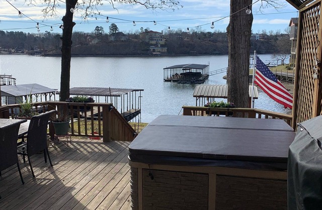 Cottage -Private Hot Tub, Fire Pit, Covered Deck, 20 steps from Lake Hamilton