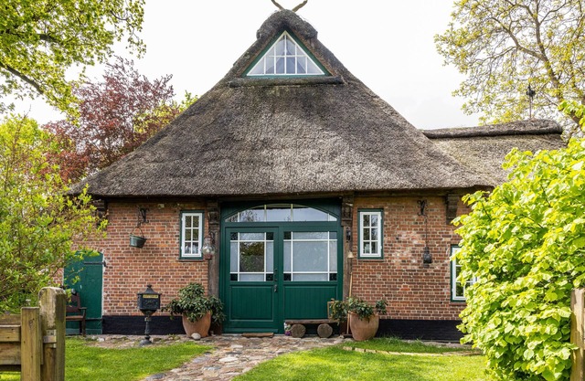 Petite maison 'Reetdachhaus Bischoff' avec terrasse privée, jardin privé et Wi-Fi.