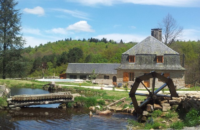 Gite sur ruines du XV éme Siecle, espace détente (Jacuzzi) et piscine