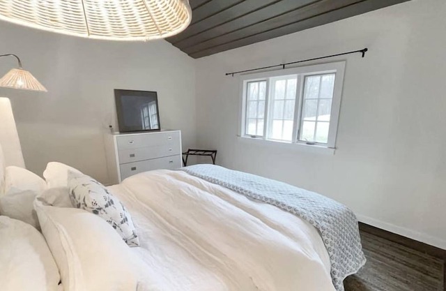 Cottage Retreat - Historic Cottage Home w Home Gym