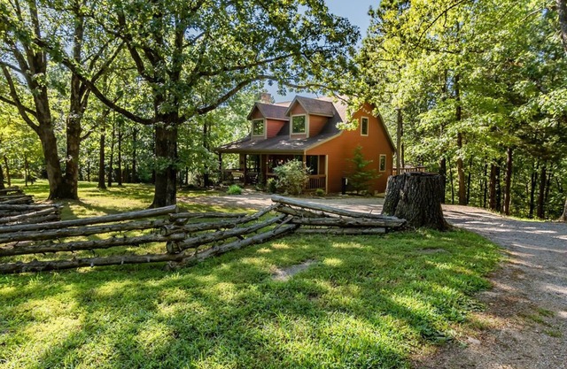 Woodsong Cottage - Charmant cottage isolé 2BR près de Branson sur une table de baby-foot de 40 acres avec bain à remous