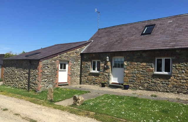 Cottage pouvant accueillir jusqu'à 6 personnes sur 3 chambres, paisible. 1 mile à Newport Town Center