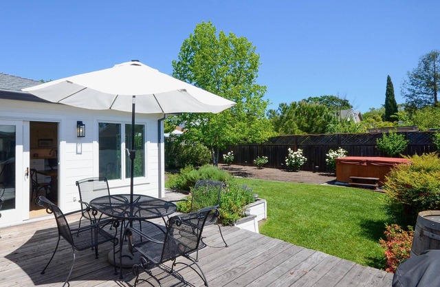 Cottage Sonoma @ Historic Plaza. Passeports de dégustation gratuits pour tous les adultes!