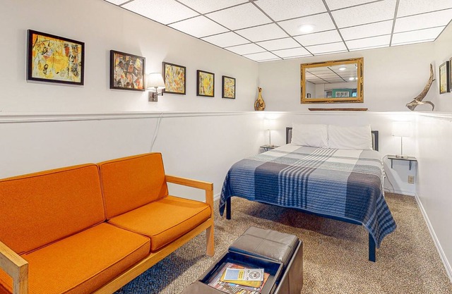 Cottage studio near downtown Eureka Springs with WiFi, smart TV & patio