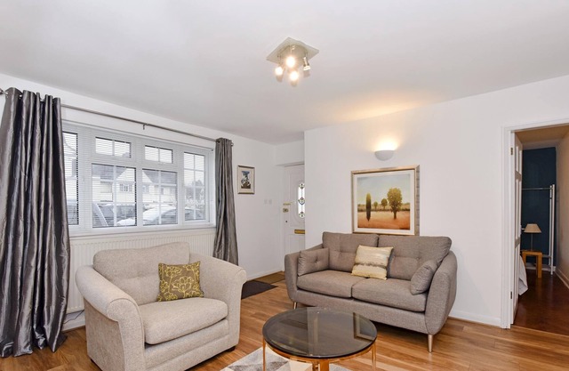 Cottage style apartment close to trains to London
