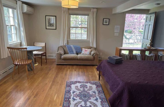 Cottage Suite "A" - Walk to Shops, Train, History