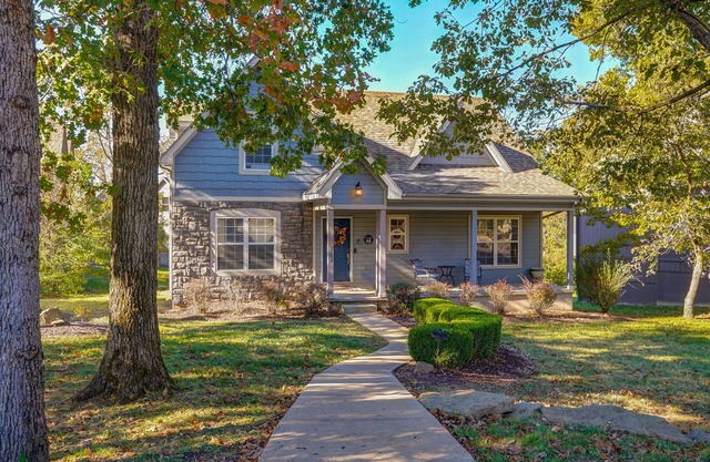 Cottage with a large Hot Tub, 2 Pools, Splash Pad.