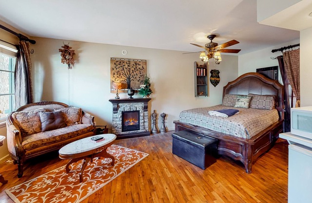 Cottage with a pool, washer/dryer, cable, partial AC & grill