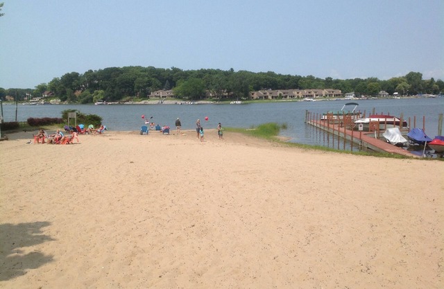 CHALET JAUNE - 150 ÉTAPES POUR UNE PLAGE PRIVÉE SUR LE LAC DE PRINTEMPS