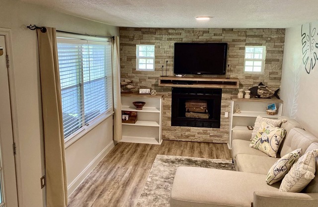 Remodeled cottage w/boat ramp, close to hiking & bike trails
