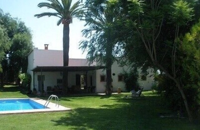 Cottage avec charme et avec un grand jardin, piscine et terrasse.