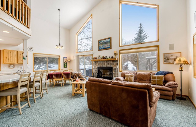 Cottage with gas grill, WiFi, fireplace, access to hot tub, pool, tennis court
