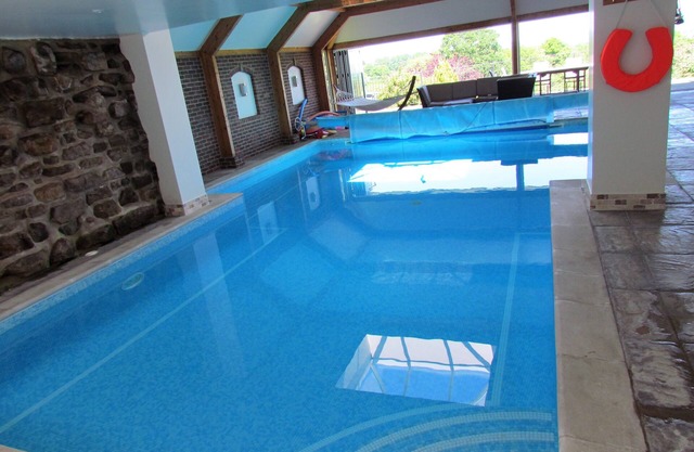 Cottage avec grande piscine privée, WiFi, avis et Jardins