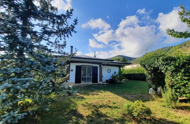 Cottage with large garden, beautiful medieval villages a few km!Pets allowed