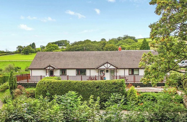 Cottage with one double and one twin.