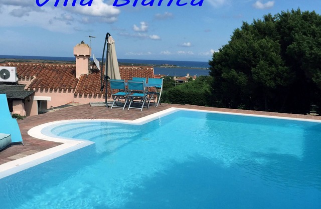 VILLA AVEC PISCINE 2 CHAMBRES DOUBLES ET DOUBLE SERVICES POUR 4 PERSONNES