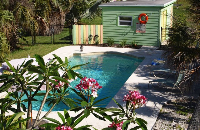 Cottage avec piscine, kayaks et amarrage de bateaux à quelques minutes de Key West!