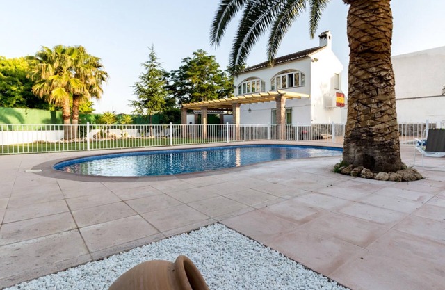 Cottage avec piscine, jardin avec vue et wifi
