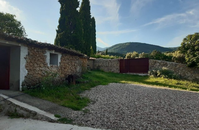 Maison de campagne. Avec écuries et chevaux