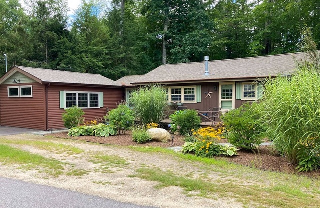 Cottage with tennis, basketball, beach access, fireplace & firepit