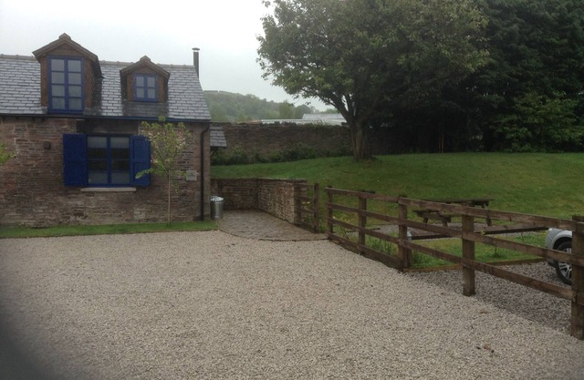 Cottage avec vue sur le Peak Forest Canal et Kinder Scout.