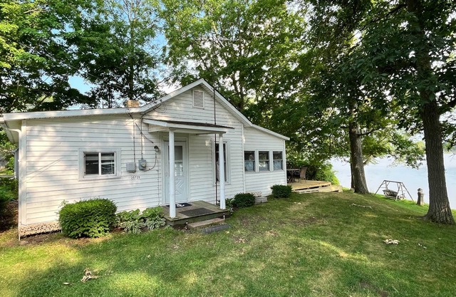Cottages on Sand Lake - The Lazy Lakehouse