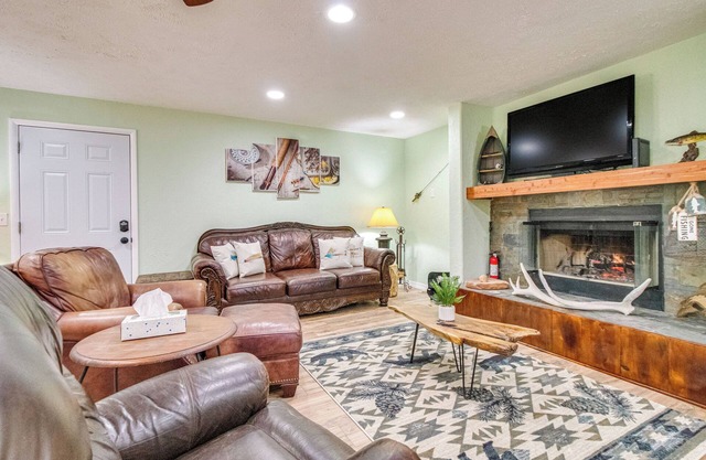 Cotter Home w/ Deck ~ 1 Mi to Big Spring Park!