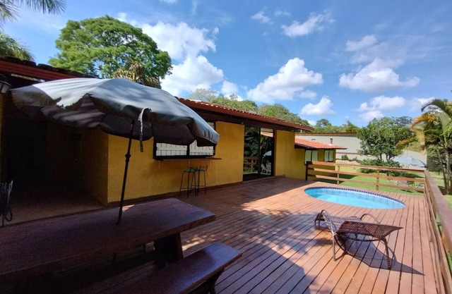 Country house, exuberant nature, fresh air, mountain views.