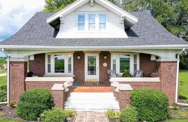 Country and Chiq 3 bedroom home with acre property! And