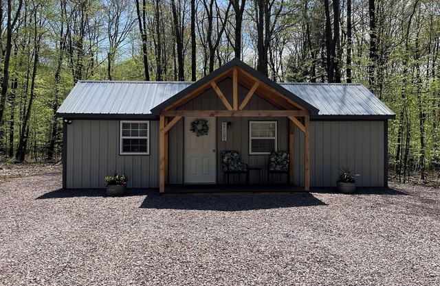 Country cabin 2. Minutes from Mountain Ridge ATV Park and Flight 93 Memorial.