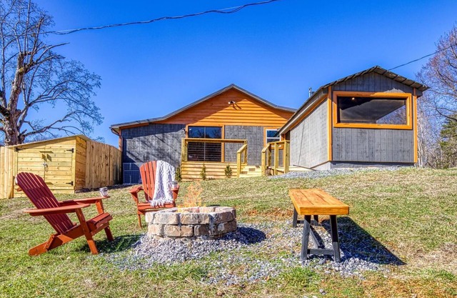 Country Cabin in the Smokies Mountain. Fenced area for Pets